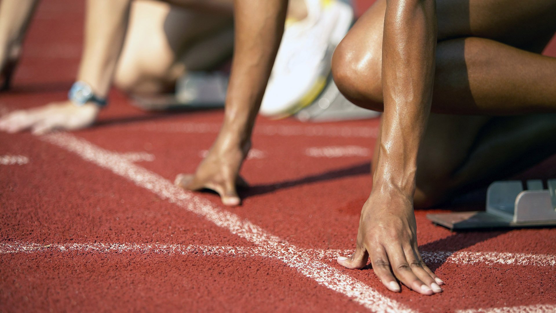 精彩比赛即将上演，球迷们翘首以待，球赛精彩瞬间