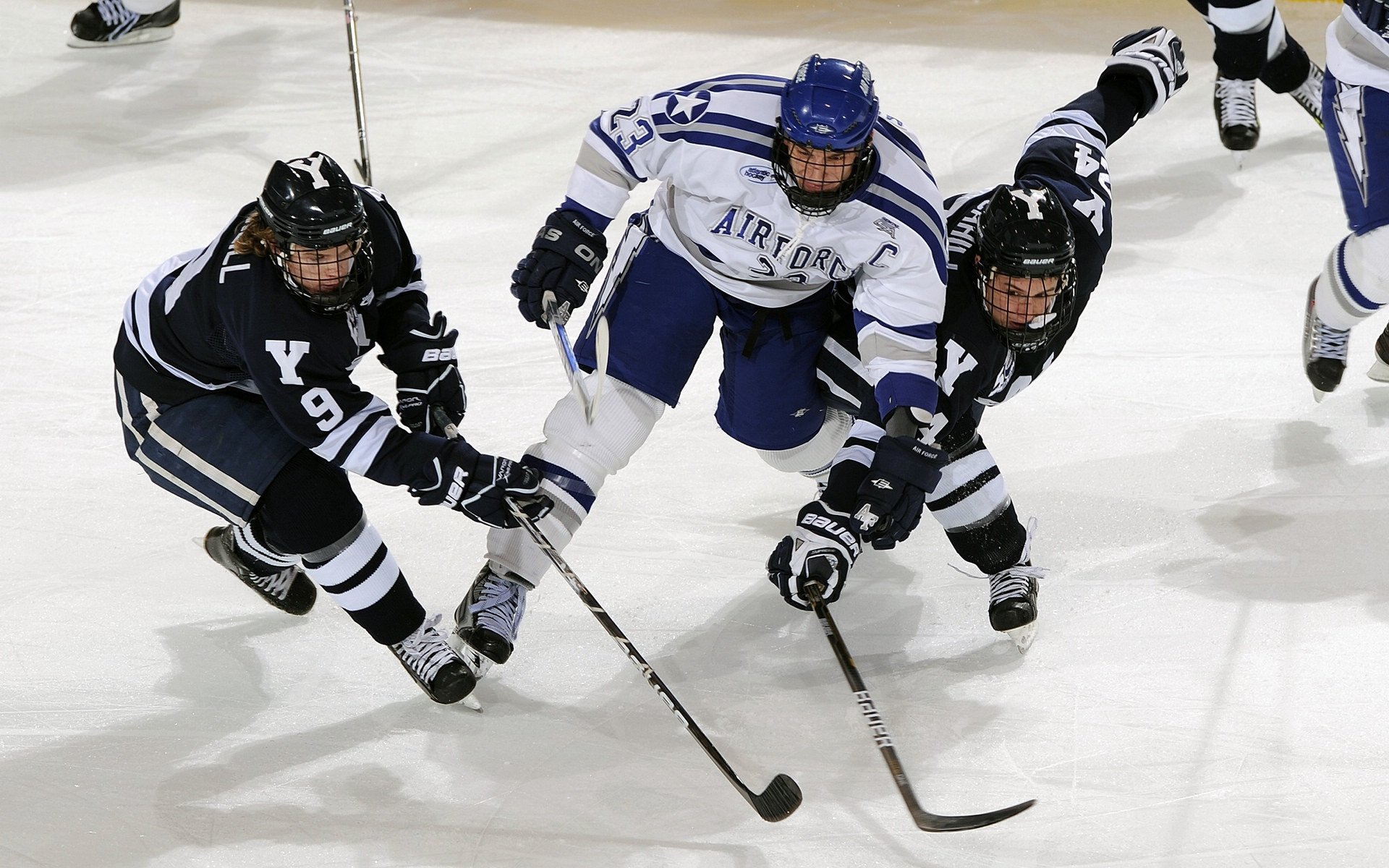 足球巨星因伤将缺席接下来的几场比赛，足球球员受伤比赛暂停吗